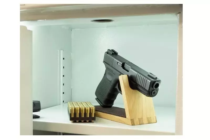 Dřevěný stojan pro pistole