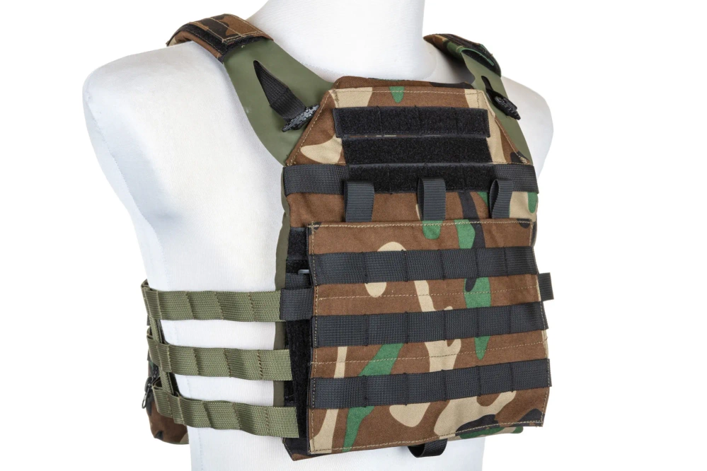 Specna Arms taktická vesta typu Plate Carrier s útočným panelem Woodland