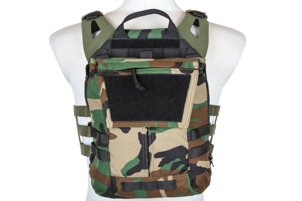 Specna Arms taktická vesta typu Plate Carrier s útočným panelem Woodland